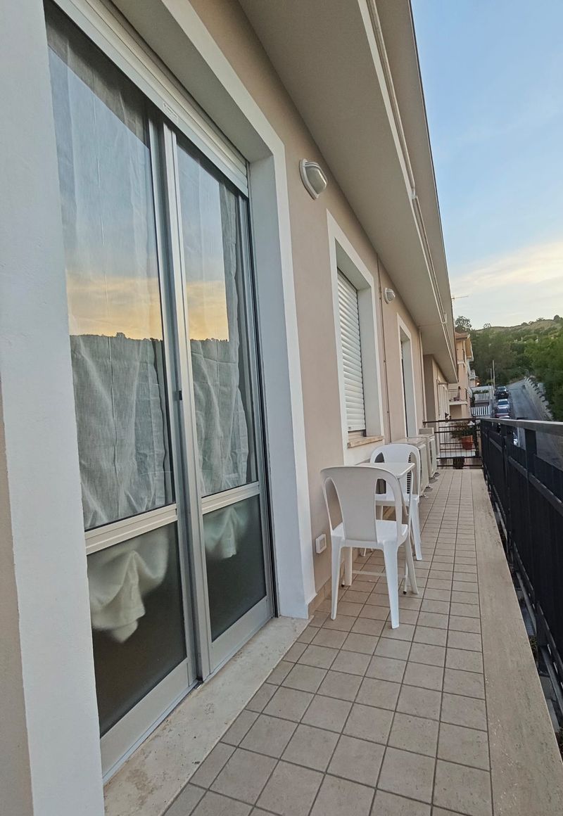 Breiter gefliester Balkon