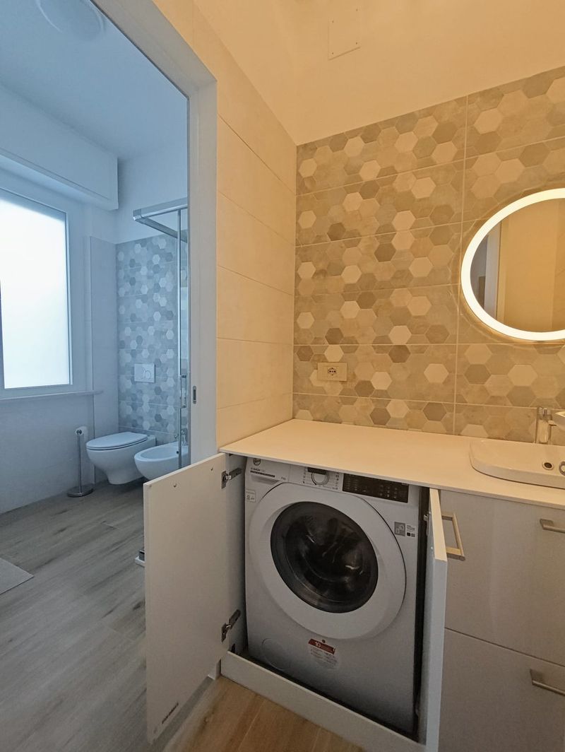 Bad mit Dusche, Sanitär und verdeckter Waschmaschine
