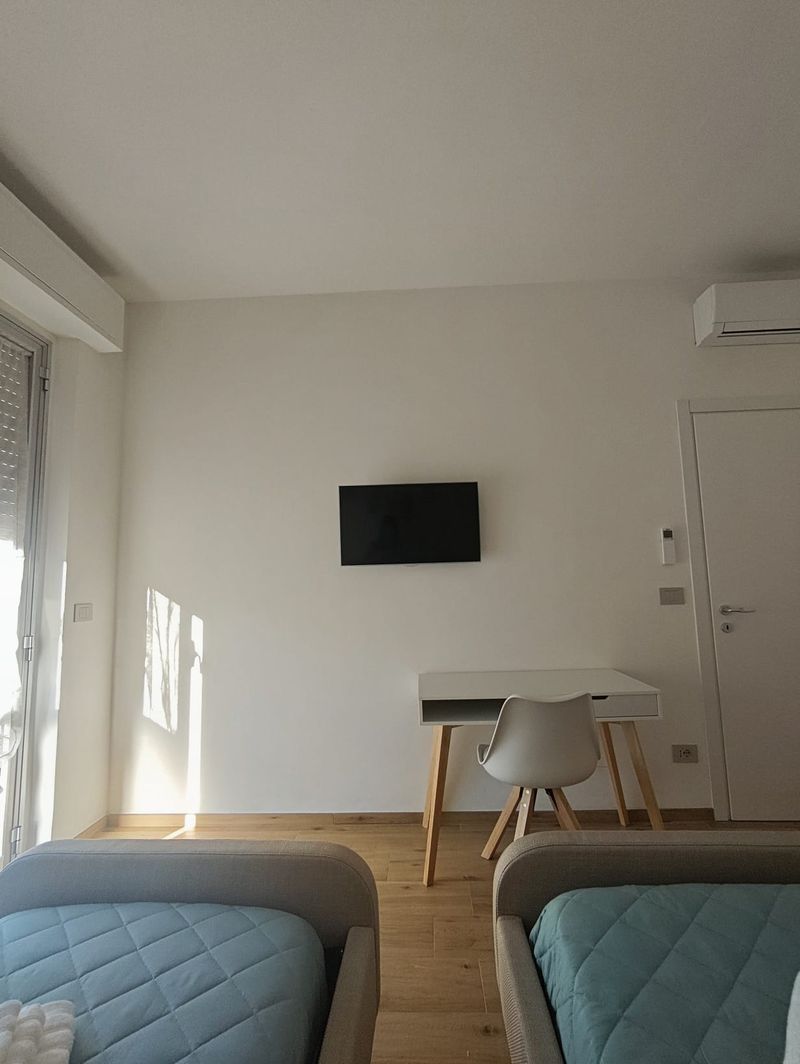 Zweites Schlafzimmer mit zwei Einzelbetten, Schreibtisch und TV